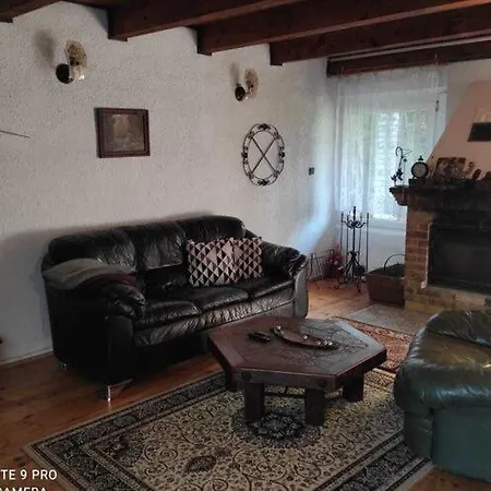 With Fireplace And Private Garden, בית נופש *